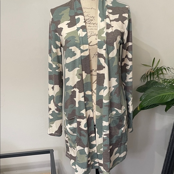 Zenana Outfitters Camo Long Sleeve Cardigan - Picture 2 of 6